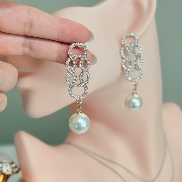 ⚜️ Vintage Design Gold and Pearl Drop Earrings - Picture 6 of 9